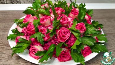 Photo of Яркий салат «Букет роз» с рисовыми блинчиками